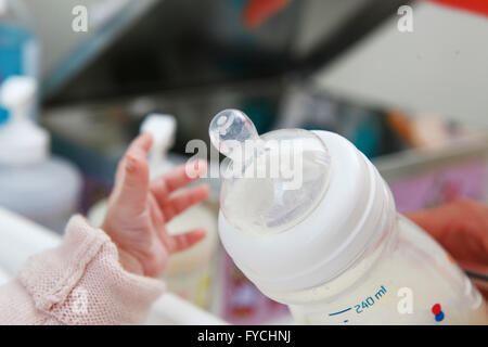 FLASCHE FÜTTERN Stockfoto