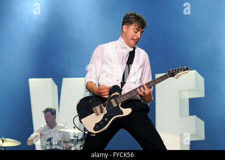 MADRID - 25 JUN: Nicholaus Arson, Gitarrist von The Hives (Band), führt auf Universidad Complutense am 25. Juni 2011 in Madrid Stockfoto