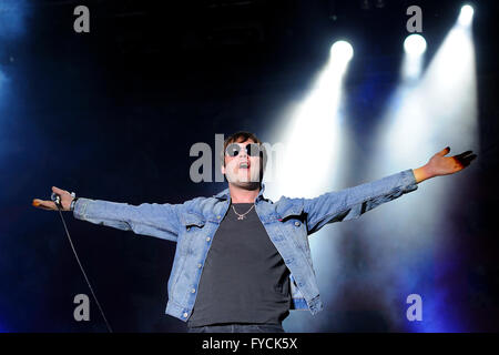 BARCELONA, Spanien - 25 JUN: Tom Meighan, Sänger der Band Kasabian, führt auf Universidad Complutense am 25. Juni 2011 in Madrid, Stockfoto