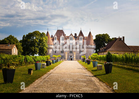 Kies-Spaziergang führt zum Haupteingang des Chateau de Monbazillac, Monbazillac, Aquitaine, Frankreich Stockfoto