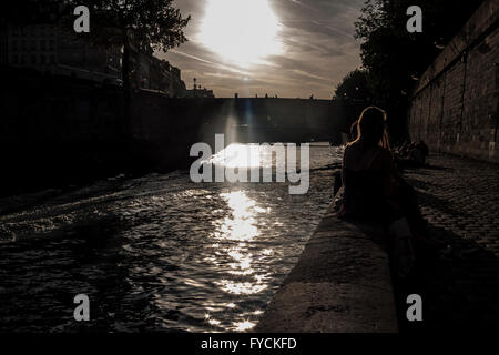 Einen Überblick über den Sonnenuntergang über einen Kanal in Paris. Frankreich Stockfoto
