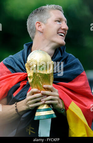 Bastian Schweinsteiger mit der Trophäe, Empfang der deutschen Nationalmannschaft nach ihrem Sieg bei der FIFA WM 2014 Stockfoto