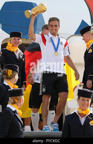 Philipp Lahm mit der Ankunft der deutschen Nationalmannschaft nach ihrem Sieg bei der FIFA WM 2014 in Tegel, Berlin-trophy Stockfoto