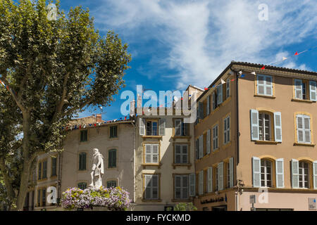 Statue des französischen Ingenieur Adam de Craponne und umliegenden alten Immobilien, Salon de Provence, Bouches-du-Rhône, PACA, Frankreich Stockfoto