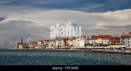 Blick auf die Stadt Piran mit Leuchtturm, Piran, Istrien, Slowenien Stockfoto