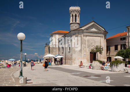 Uferpromenade mit St Clement oder Kirche Our Lady of Health und Leuchtturm, Piran, Istrien, Slowenien Stockfoto