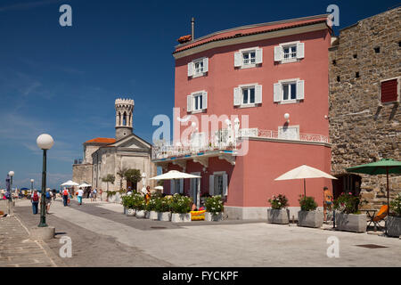 Uferpromenade mit St Clement oder Kirche Our Lady of Health und Leuchtturm, Piran, Istrien, Slowenien Stockfoto