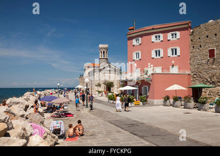 Uferpromenade mit St Clement oder Kirche Our Lady of Health und Leuchtturm, Piran, Istrien, Slowenien Stockfoto