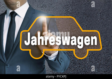 Jahreswagen (im deutschen Gebrauchtwagen) Auto Touchscreen von Geschäftsmann Konzept betrieben. Stockfoto