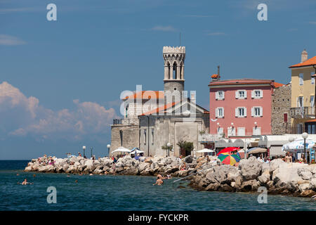 Uferpromenade mit der Kirche Our Lady of Health, St. Clemens Kirche und dem Leuchtturm, Piran, Istrien, Slowenien Stockfoto