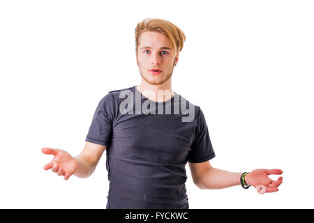 Verwirrter jungen blonder Mann erweitert Arme beim Blick in die Kamera. Isoliert auf weißem Hintergrund Stockfoto