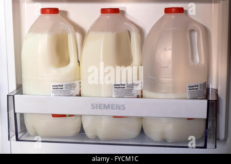 Wesentlichen Waitrose entrahmte Milch im Kühlschrank Stockfoto