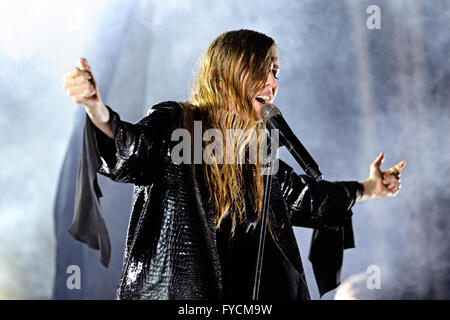 BARCELONA - 14 JUN: Lykke Li (Sängerin und Songwriterin aus Schweden) führt auf Sonar Festival am 14. Juni 2014 in Barcelona. Stockfoto