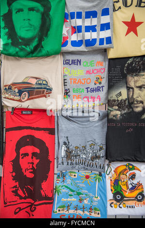 T-Shirts zum Verkauf zeigen eine Auswahl an typisch kubanischen Bilder.  Che Guevara, Oldtimer und die kubanische Flagge können alle gesehen werden. Stockfoto