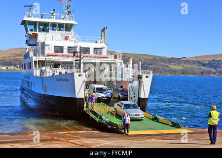 Passagiere und Autos aussteigen auf der Isle of Cumbrae aus der Calmac ferry, Loch Shira, die zwischen Largs und Cumbrae verläuft Stockfoto