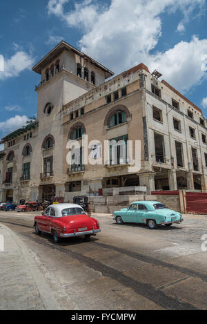 Lebhafte, helle und gepflegte amerikanische Oldtimer für Stadttouren rund um La Habana, Havana, Kuba. Stockfoto