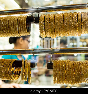 Racks von gold Armbänder zum Verkauf auf dem Display in einem Schaufenster, Gold Souk, Al Ras, Dubai, Vereinigte Arabische Emirate Stockfoto