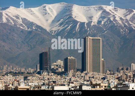 Teheran-Iran-Skyline mit schneebedeckten Alborz Berge im Hintergrund Stockfoto