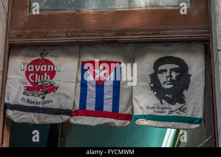 Drei ikonische kubanische Bilder. Havana Club Rum, die kubanische Flagge und Che Guevara. Alle auf Duffle Taschen in zahlreichen Geschäften verkauft. Havanna, Kuba Stockfoto