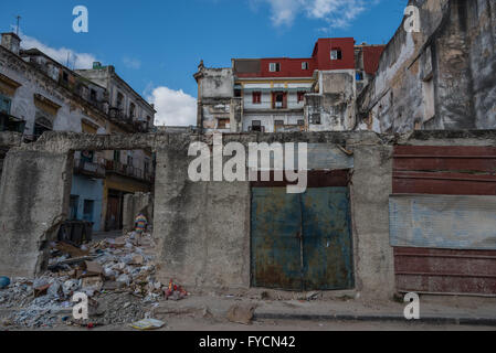 Ein klares Beispiel für die laufenden und umfangreichen Renovierungsarbeiten, die in der Altstadt von Havanna, Kuba, andauernd durchgeführt werden. Stockfoto