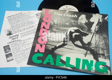 London Calling Album auf Vinyl von The Clash mit Originalgrafiken Hülse Stockfoto