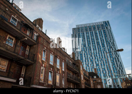 Tief kontrastierenden Gebäude im Londoner East End, wo neue Wolkenkratzer neben dem alten steigen. Stockfoto