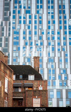 Tief kontrastierenden Gebäude im Londoner East End, wo neue Wolkenkratzer neben dem alten steigen. Stockfoto