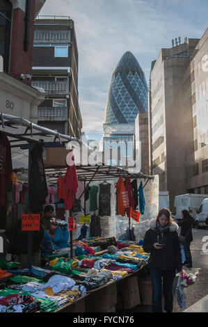 Petticoat Lane Market in East London mit der Gurke im Hintergrund und stand in der front Stockfoto