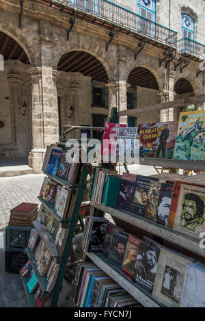 Auf dem Hauptplatz der Altstadt von Havanna, der Plaza de Armas, findet täglich ein Second-Hand-Markt statt, der Bücher, Reliquien, Sammlerstücke und Poster verkauft. Kuba Stockfoto