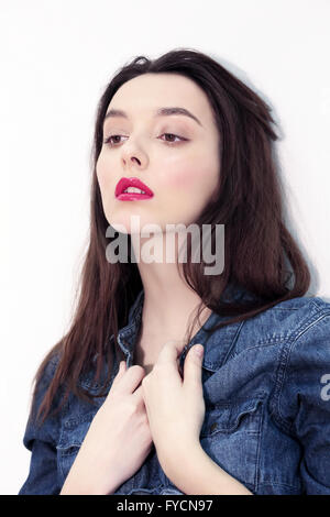 Modell Lady mit natürlichen Make-up und roten Lippen. Porträt von einem weiblichen Modell. Stockfoto