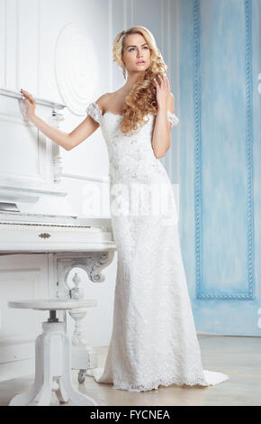 Die Braut im langen Kleid. Blonde, lange Zopf Frisur. Stockfoto