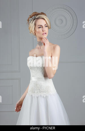 Porträt einer Braut in einem weißen Kleid. Stockfoto