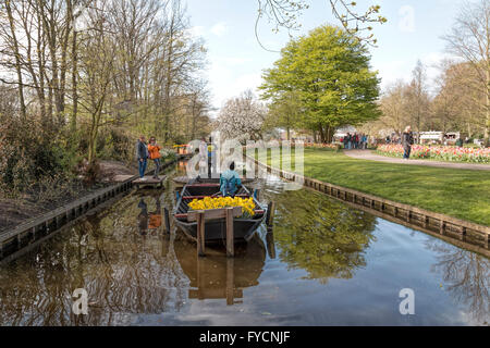 Ein Tourist posiert für ein Foto in einem Lastkahn im Keukenhof, eine Welt berühmten Blumengarten in Lisse, Südholland, Niederlande. Stockfoto