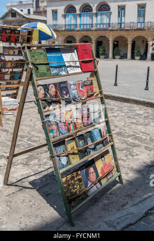 Auf dem Hauptplatz der Altstadt von Havanna, der Plaza de Armas, findet täglich ein Second-Hand-Markt statt, auf dem Bücher, Reliquien und Plakate verkauft werden. Kuba Stockfoto