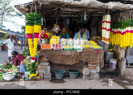 Indische Marktstand machen Blumengirlanden entlang der Ost-leicht-Straße, am Valavanur Stockfoto