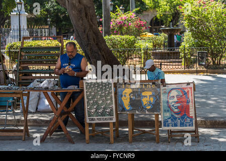 Auf dem Hauptplatz der Altstadt von Havanna, der Plaza de Armas, findet täglich ein Second-Hand-Markt statt, auf dem Bücher, Reliquien und Plakate verkauft werden. Kuba Stockfoto