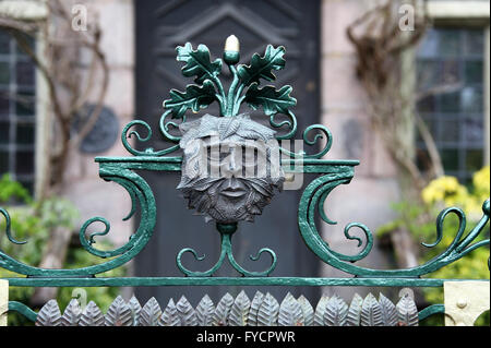 Das Tor des 17. Jahrhundert Greystones House in Lauch mit einem dekorativen Grüner Mann Gesicht. Stockfoto