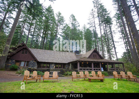 Historischen South Falls Lodge am Silver Falls State Park in Oregon. Stockfoto