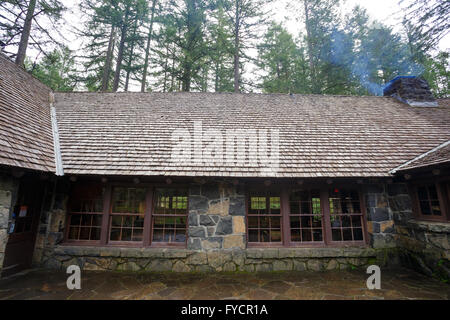 Historischen South Falls Lodge am Silver Falls State Park in Oregon. Stockfoto