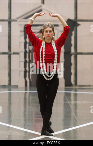 London, UK. 25. April 2016. Im Bild: Emilia Gasiorek. Die Tate Britain Kommission 2016 Pablo Bronstein: Historische Tänze in einem antiken Rahmen öffnet um die Duveen Galerien der Tate Britain am 26. April und läuft bis zum 9. Oktober 2016. Die Kommission verfügt über eine kontinuierliche live-Performance von drei Tänzerinnen von Pablo Bronstein erstellt. Die jährliche Tate Britain Kommission stützt sich auf Sotheby es lädt Künstler erstelle ich eine neue groß angelegte Arbeit in Reaktion auf die Neo-klassischen Duveen Galerien in der Tate Britain. Der Eintritt ist frei. Stockfoto