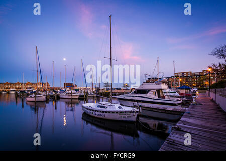 Vollmond über Boote verankert in der Dämmerung, in Fells Point, Baltimore, Maryland. Stockfoto