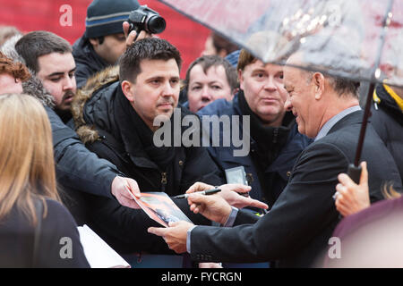 London, UK. 25. April 2016. Schauspieler Tom Hanks kommt für die UK-Premiere des Films ein Hologramm für den König bei der BFI Southbank. Stockfoto