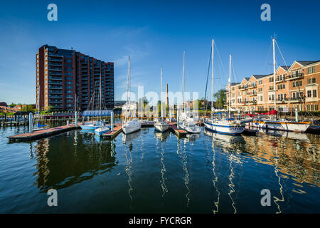 Mehrfamilienhäuser und Boote angedockt an der Uferpromenade in Kanton, Baltimore, Maryland. Stockfoto