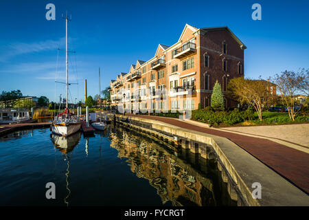 Mehrfamilienhäuser und Boote angedockt an der Uferpromenade in Kanton, Baltimore, Maryland. Stockfoto