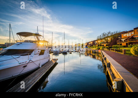 Boote am Sonnenuntergang, verankert im Kanton, Baltimore, Maryland. Stockfoto