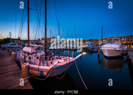 Boote in einer Marina in der Dämmerung, in Fells Point, Baltimore, Maryland. Stockfoto