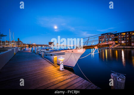 Boote in einer Marina in der Dämmerung, in Fells Point, Baltimore, Maryland. Stockfoto