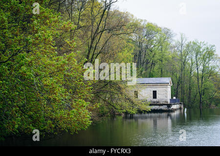 Spring Farbe und Gebäude entlang See Roland am See Roland Park in Baltimore, Maryland. Stockfoto