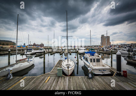 Gewitterwolken über Docks und Boote im Hafen Ost, Baltimore, Maryland. Stockfoto