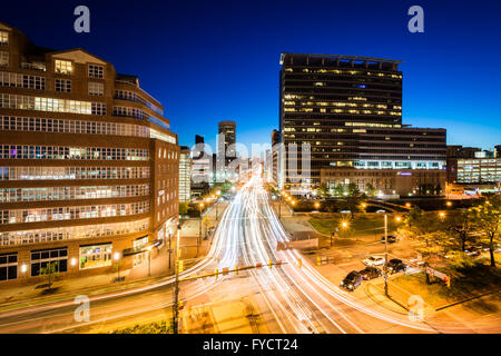 Blick auf die Pratt Street in der Nacht, im Innenhafen, Baltimore, Maryland. Stockfoto